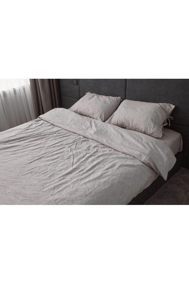 Cream -colored bed