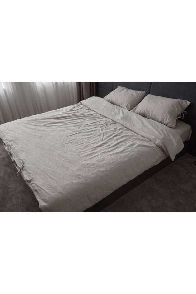Cream -colored bed